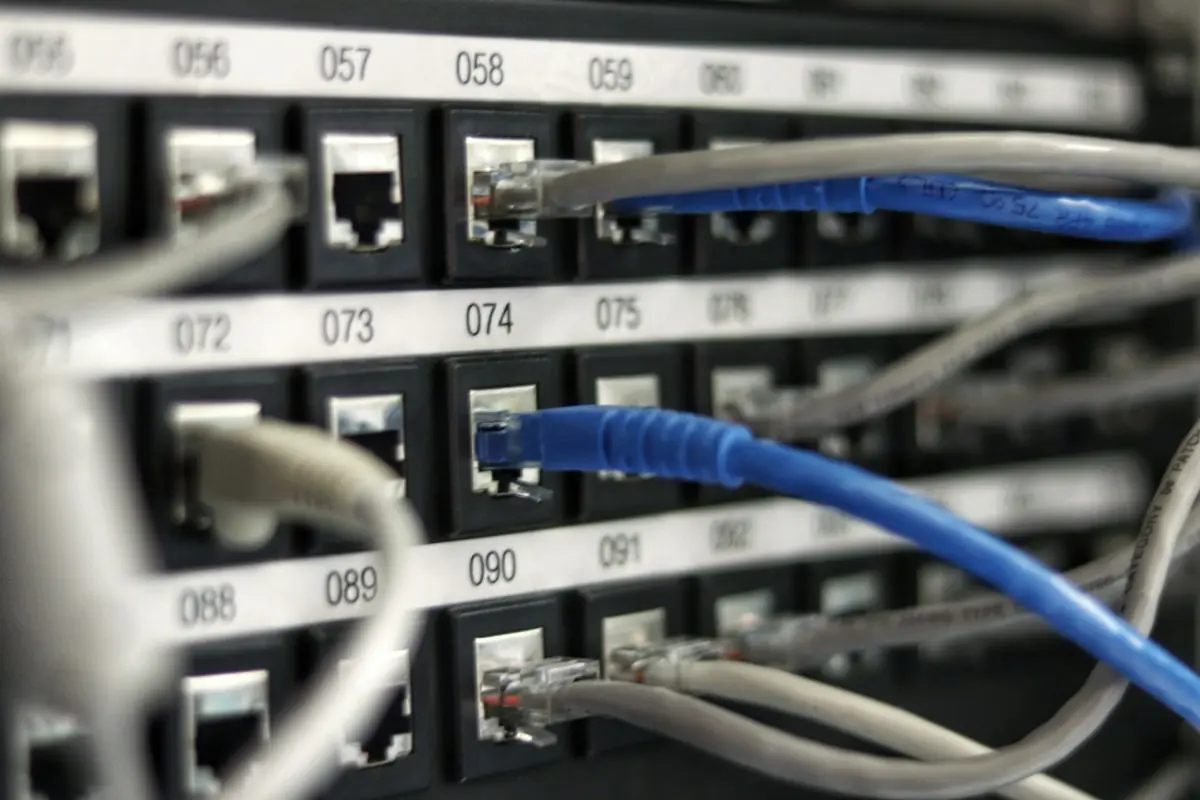 Server rack in een datacenter, symbool voor self-hosted Nextcloud als Microsoft 365-alternatief