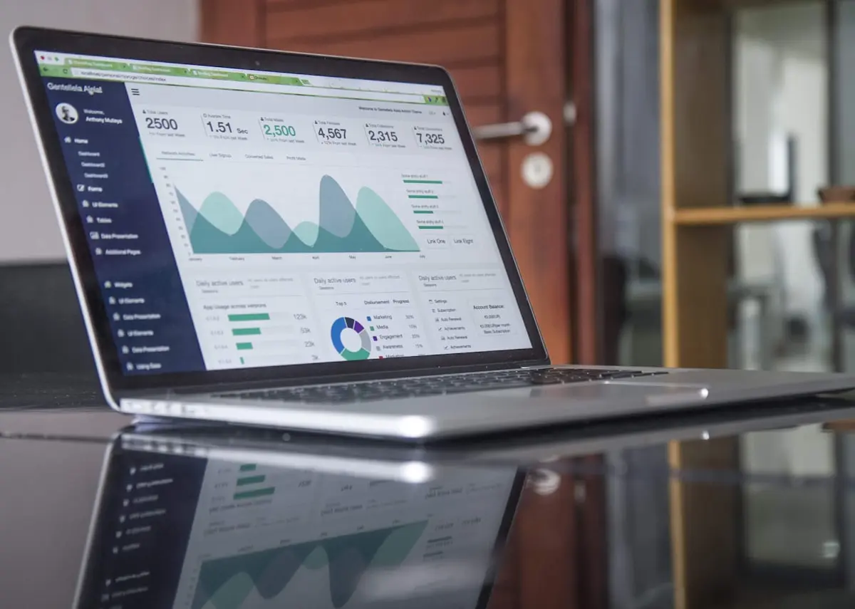 Technisch architect werkt aan een Salesforce implementatie plan op een whiteboard